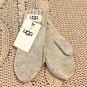 New UGG Light Gray Knit Mittens